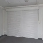 EARL Interieur-du-pavillon-commercial-avec-fenetres-et-porte-installees