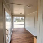 Interieur-lumineux-du-container-amenage-avec-vue-sur-les-fenetres-vitrees2