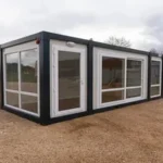 Vue-exterieure-du-container-20-pieds-amenage-vitre-avec-grandes-fenetres1