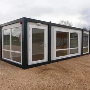 Vue-exterieure-du-container-20-pieds-amenage-vitre-avec-grandes-fenetres1